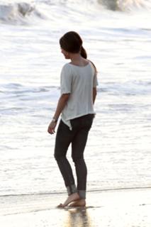 Mila Kunis feet photo thumbnail