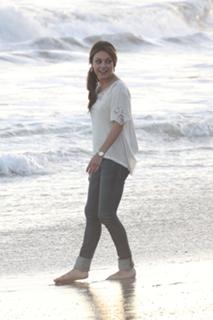Mila Kunis feet photo thumbnail