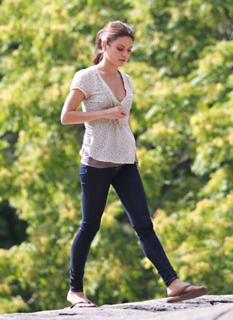 Mila Kunis feet photo thumbnail