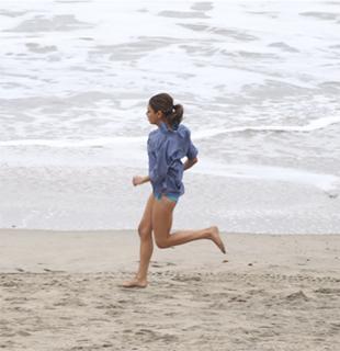 Mila Kunis feet photo thumbnail
