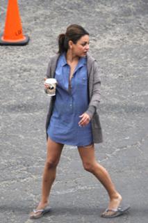 Mila Kunis feet photo thumbnail