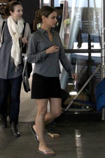 Mila Kunis feet photo thumbnail