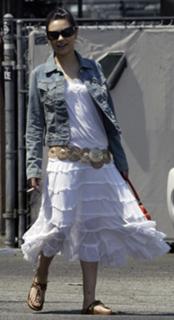 Mila Kunis feet photo thumbnail