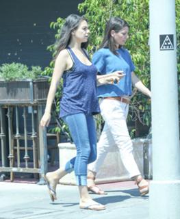 Mila Kunis feet photo thumbnail