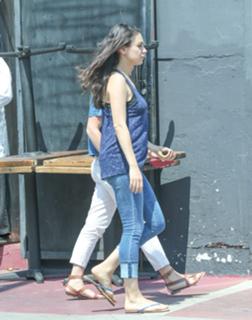 Mila Kunis feet photo thumbnail