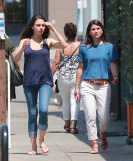 Mila Kunis feet photo thumbnail