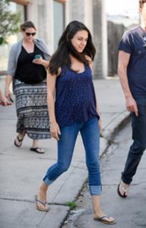 Mila Kunis feet photo thumbnail