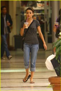 Mila Kunis feet photo thumbnail