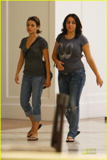 Mila Kunis feet photo thumbnail