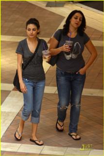 Mila Kunis feet photo thumbnail