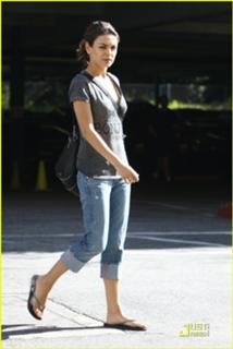Mila Kunis feet photo thumbnail
