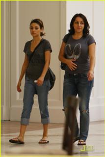 Mila Kunis feet photo thumbnail