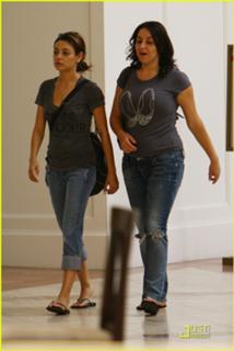 Mila Kunis feet photo thumbnail