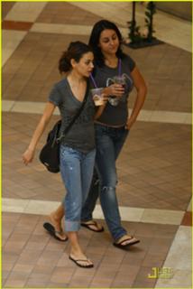 Mila Kunis feet photo thumbnail