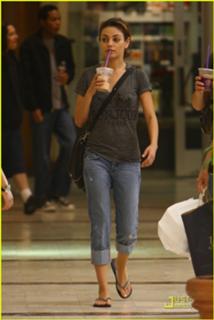Mila Kunis feet photo thumbnail