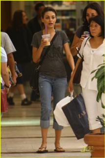 Mila Kunis feet photo thumbnail