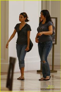 Mila Kunis feet photo thumbnail