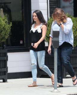 Mila Kunis feet photo thumbnail
