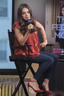 Mila Kunis feet photo thumbnail