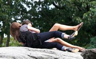 Mila Kunis feet photo thumbnail