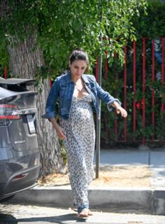 Mila Kunis feet photo thumbnail