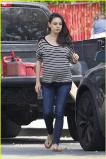 Mila Kunis feet photo thumbnail