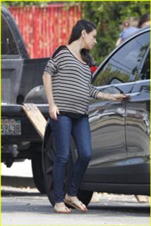 Mila Kunis feet photo thumbnail