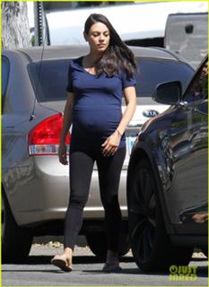 Mila Kunis feet photo thumbnail