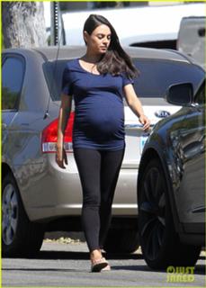 Mila Kunis feet photo thumbnail