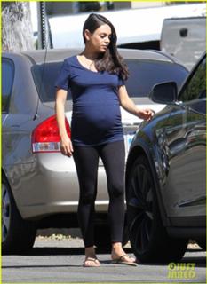Mila Kunis feet photo thumbnail
