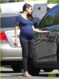 Mila Kunis feet photo thumbnail