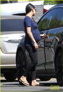 Mila Kunis feet photo thumbnail
