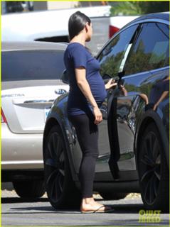 Mila Kunis feet photo thumbnail