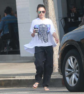 Mila Kunis feet photo thumbnail