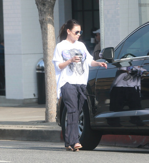 Mila Kunis feet photo thumbnail