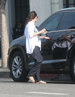 Mila Kunis feet photo thumbnail