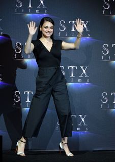 Mila Kunis feet photo thumbnail
