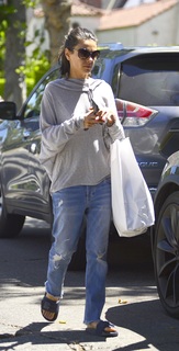 Mila Kunis feet photo thumbnail