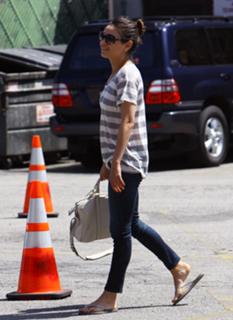 Mila Kunis feet photo thumbnail