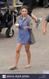 Mila Kunis feet photo thumbnail
