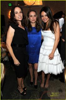 Mila Kunis feet photo thumbnail