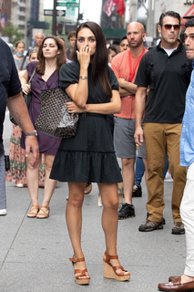 Mila Kunis feet photo thumbnail