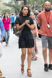 Mila Kunis feet photo thumbnail