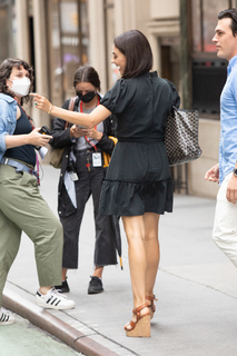 Mila Kunis feet photo thumbnail