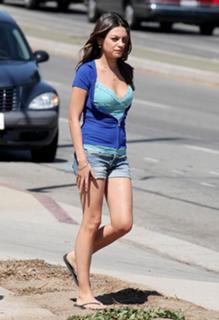 Mila Kunis feet photo thumbnail