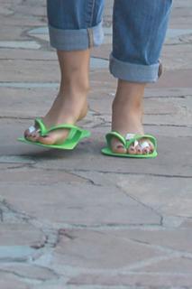 Mila Kunis feet photo thumbnail