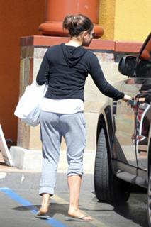 Mila Kunis feet photo thumbnail