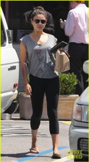 Mila Kunis feet photo thumbnail