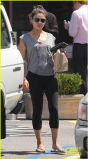 Mila Kunis feet photo thumbnail