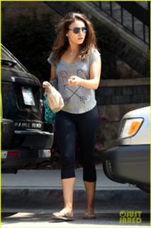 Mila Kunis feet photo thumbnail